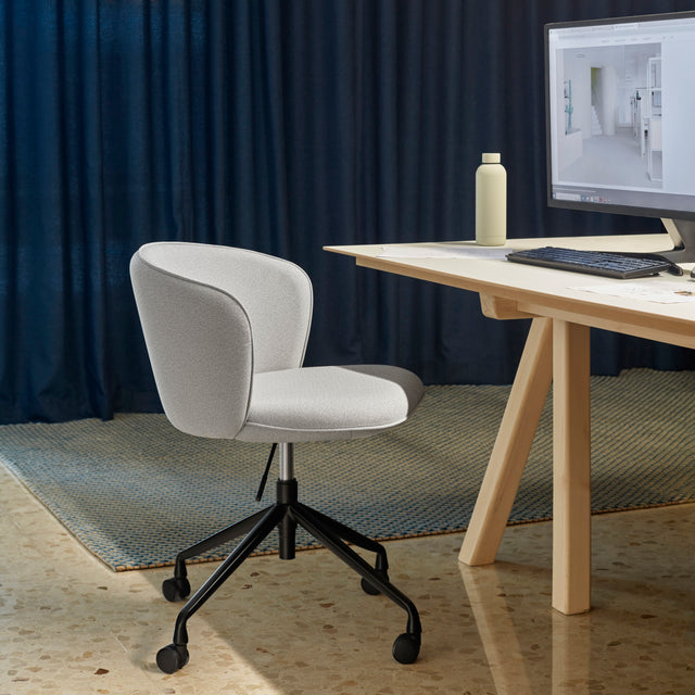 Silla Giratoria 360º ADD Gris Con Ruedas con acabado gris en ambiente de estilo nórdico