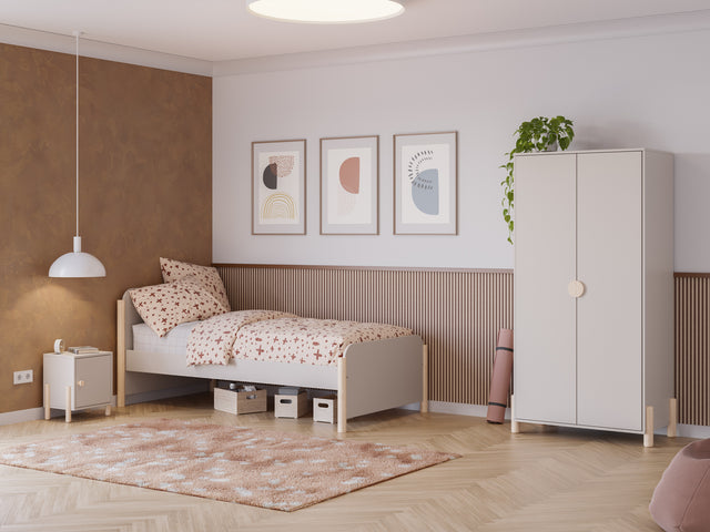 Mesita de Noche Infantil Lily 30 Crema & Pino con acabado crema en ambiente de estilo nórdico