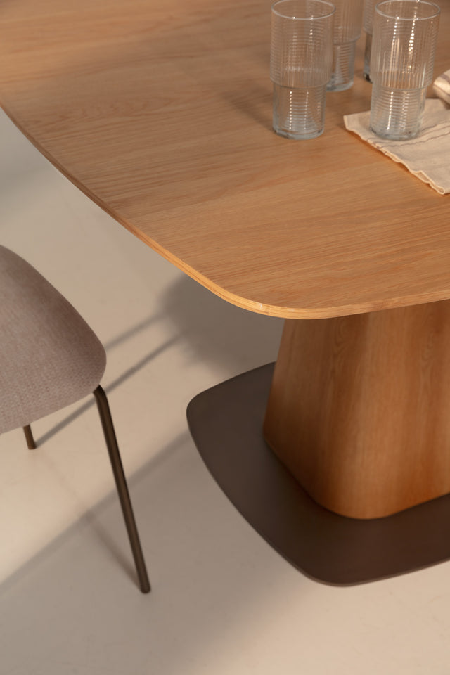 Mesa de comedor cuadrada Etel 120 cm Roble, en ambiente de comedor