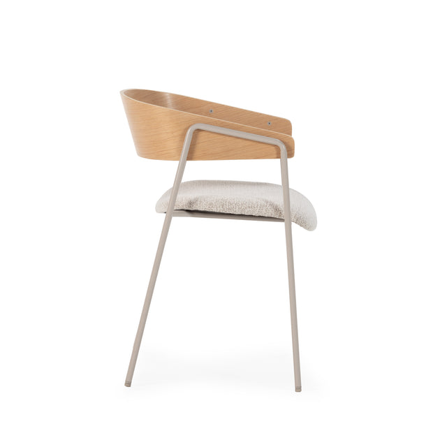 Silla de comedor Cora Beige y respaldo de roble y patas metálicas grises 2, vista lateral izquierda desde otro ángulo