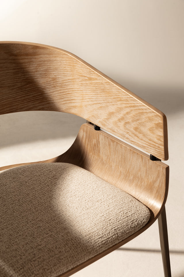 Silla de comedor Naia Beige y roble lavado y patas metálicas, vista lateral derecha