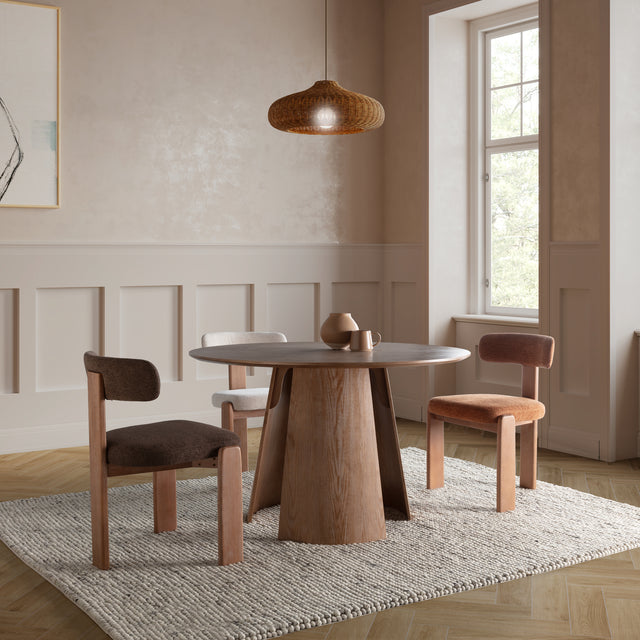 Mesa de comedor redonda Zuri 120 cm Roble lavado, en ambiente de comedor