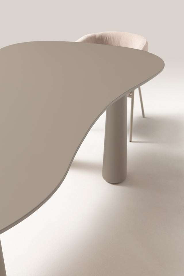 Mesa de comedor Nahia 220 cm Arena, vista lateral derecha