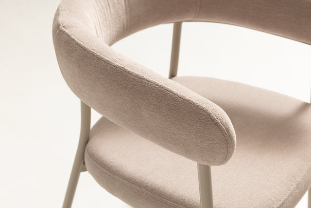 Silla de comedor Yuri Beige y patas crema, vista lateral derecha