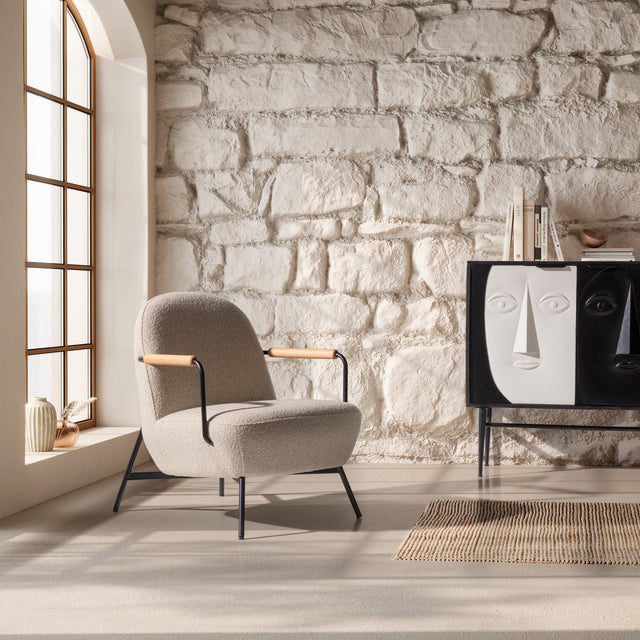 Sillón Regi Beige y patas negras, en ambiente de salón