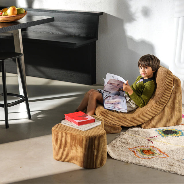 Mueble Puf Infantil Nube de Pana Marrón en ambiente de estilo nórdico