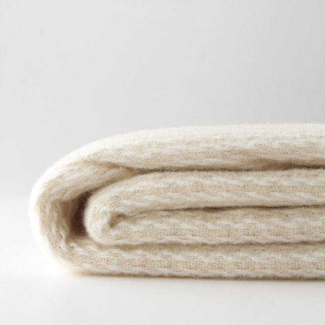Mueble Manta Curly Natural en ambiente de estilo nórdico