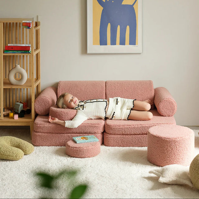 Mueble Puf Asiento Redondo de Borreguito Rosa en ambiente de estilo nórdico