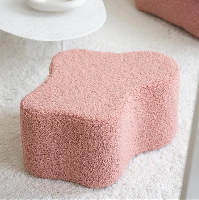 Mueble Puf Infantil Nube de Borreguito Rosa en ambiente de estilo nórdico