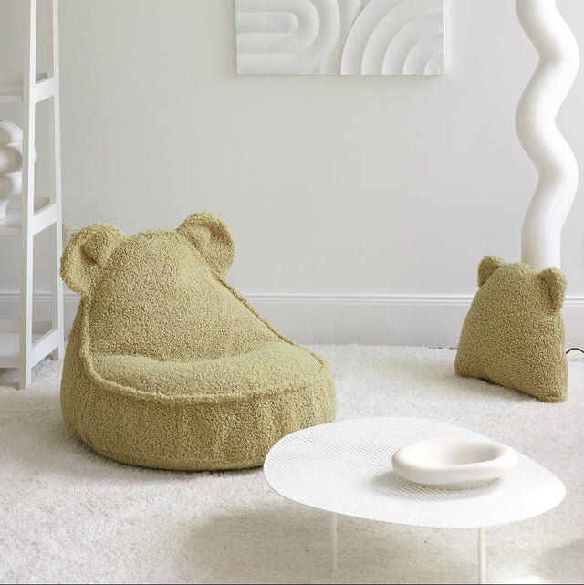 Mueble Cojín Osito de Borreguito Verde con acabado verde en ambiente de estilo nórdico