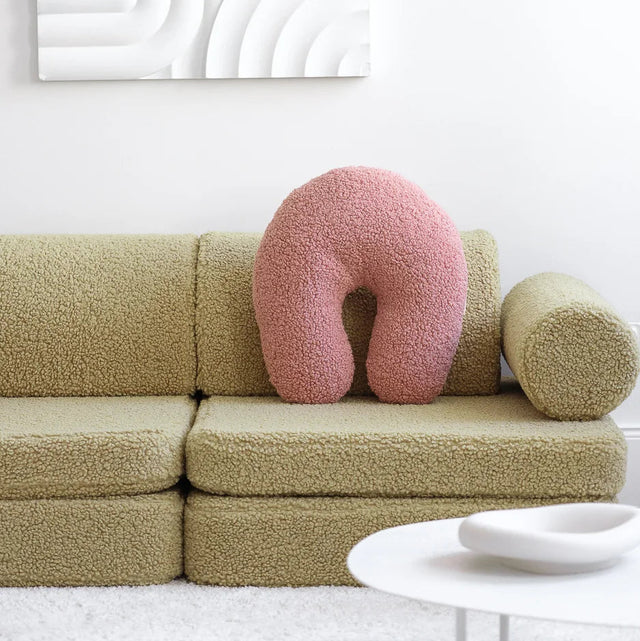 Mueble Almohada U de Borreguillo Rosa en ambiente de estilo nórdico