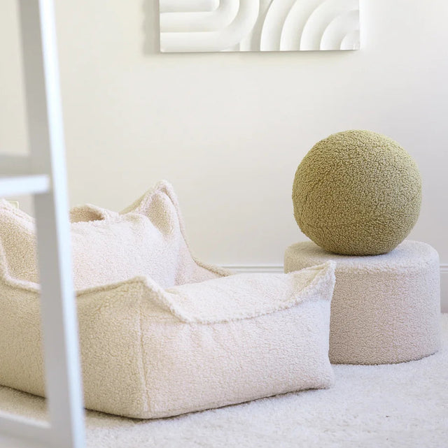 Mueble Cojín Bola de Borreguillo Verde con acabado verde en ambiente de estilo nórdico