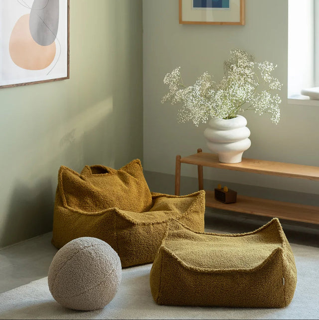 Mueble Puf Infantil Cuadrado de Borreguillo Marrón en ambiente de estilo nórdico