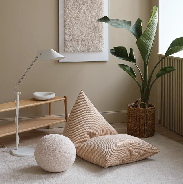 Mueble Puf Tumbona de Pana Beige con acabado beige en ambiente de estilo nórdico