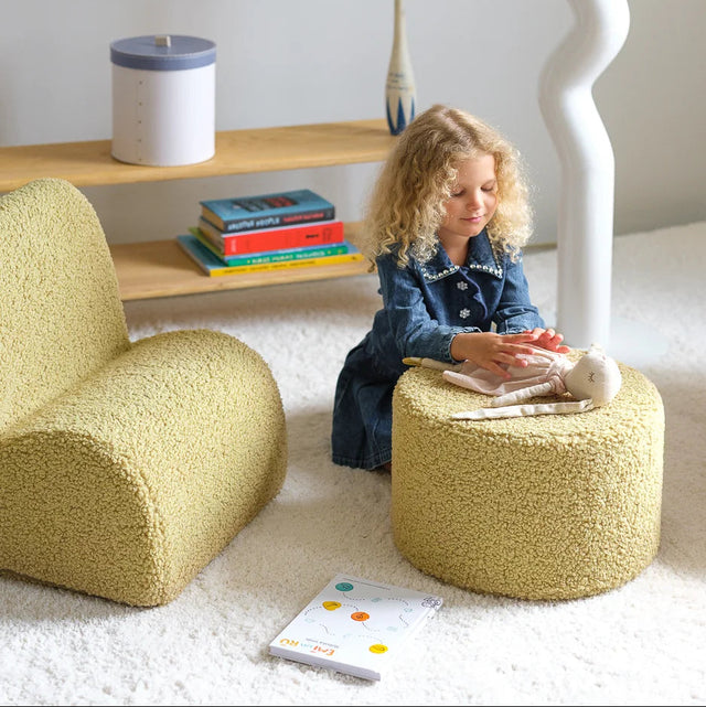 Mueble Puf Asiento Redondo de Borreguito Verde con acabado verde en ambiente de estilo nórdico