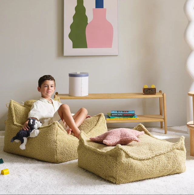 Mueble Puf Infantil Cuadrado de Borreguillo Verde con acabado verde en ambiente de estilo nórdico