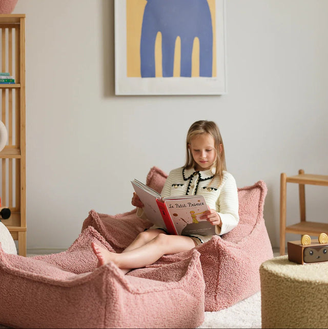 Silla Set Puf Infantil Silla + Cuadrado de Borreguillo Rosa en ambiente de estilo nórdico