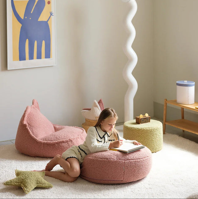 Mueble Puf Redondo de Borreguito Rosa en ambiente de estilo nórdico