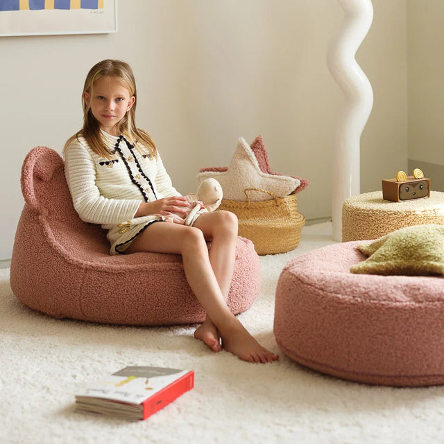 Mueble Set Puf Infantil Osito + Redondo de Borreguito Rosa en ambiente de estilo nórdico
