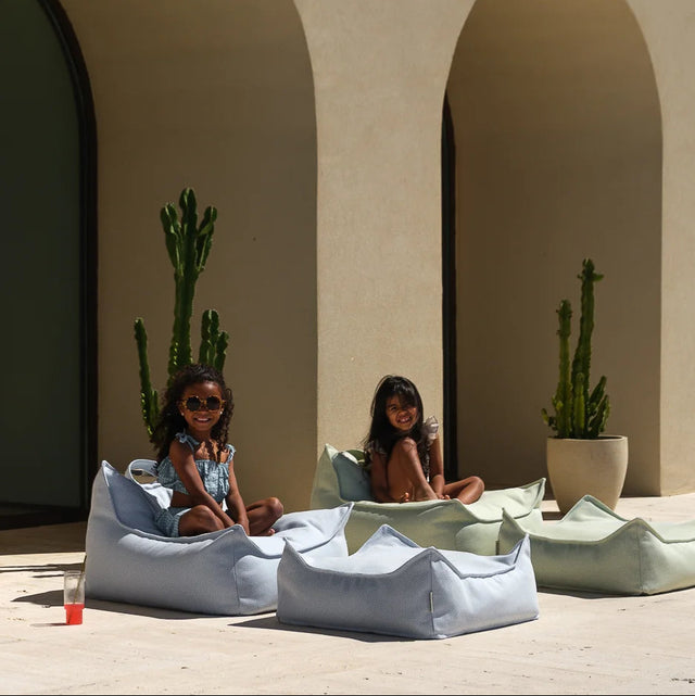 Mueble Puf de Exterior Cuadrado Azul Impermeable en ambiente para exterior de estilo nórdico