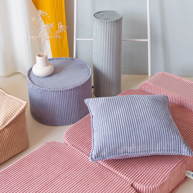 Mueble Cojín Cuadrado de Pana Azul en ambiente de estilo nórdico