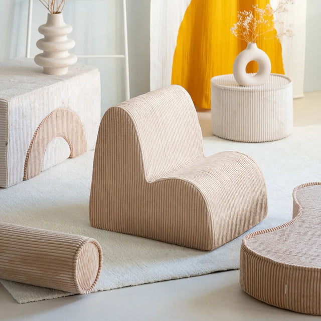 Silla Infantil Nube de Pana Beige con acabado beige en ambiente de estilo nórdico