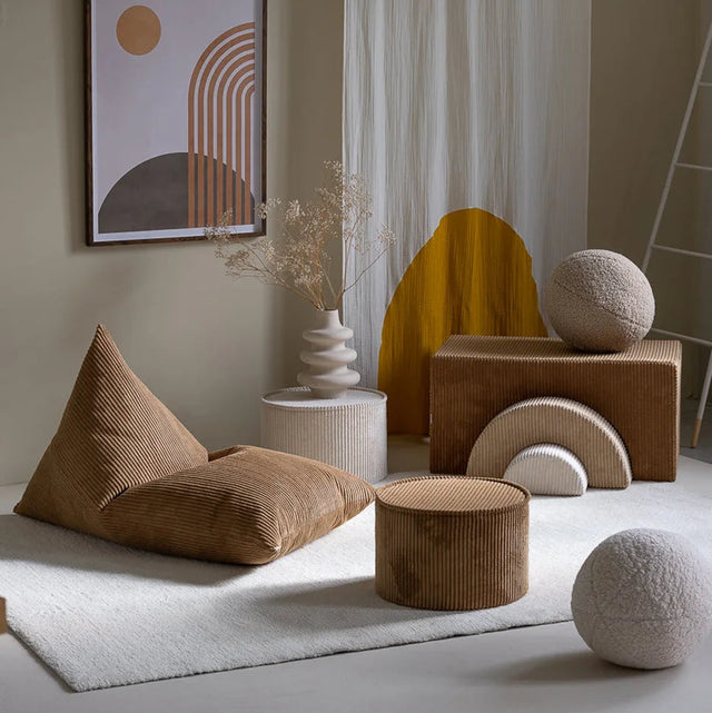 Mueble Puf Tumbona de Pana Marrón en ambiente de estilo nórdico