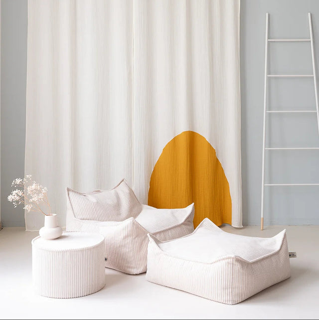 Mueble Puf Asiento Redondo de Pana Blanco Crema con acabado blanco, acabado crema en ambiente de estilo nórdico