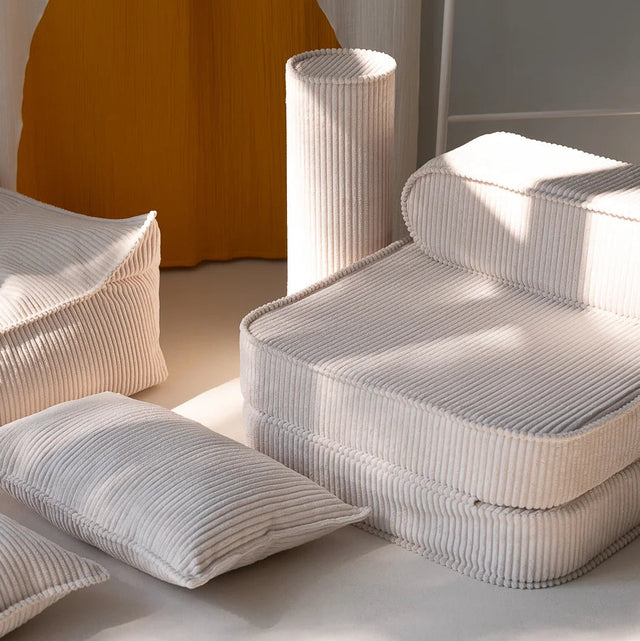Mueble Cojín Cilindro de Pana Blanca Crema con acabado crema en ambiente de estilo nórdico