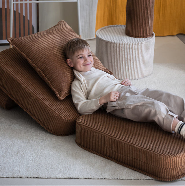 Mueble Cojín Cuadrado de Pana Marrón en ambiente de estilo nórdico