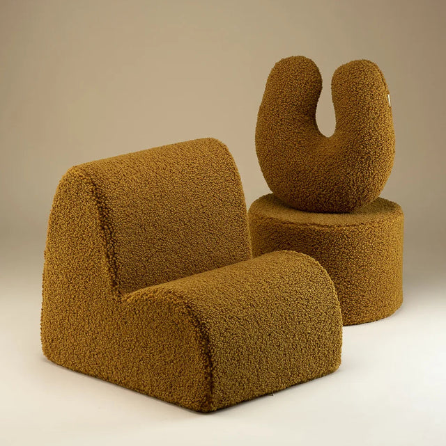 Mueble Almohada U de Borreguillo Marrón en ambiente de estilo nórdico