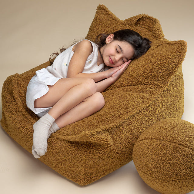 Silla Puf Infantil Silla de Borreguillo Marrón en ambiente de estilo nórdico