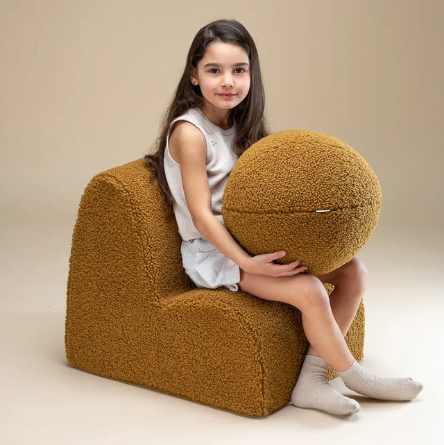Silla Infantil Nube de Borreguillo Marrón en ambiente de estilo nórdico