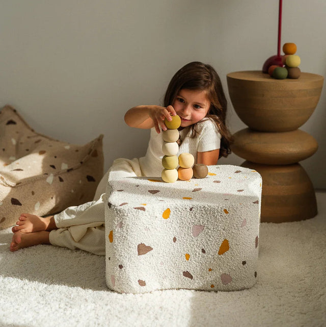 Mueble Puf Infantil Nube de Bouclé & Chenilla Terrazo Blanco con acabado blanco en ambiente de estilo nórdico