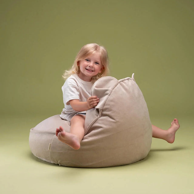 Mueble Puf Infantil Osito de Terciopelo Beige con acabado beige en ambiente de estilo nórdico