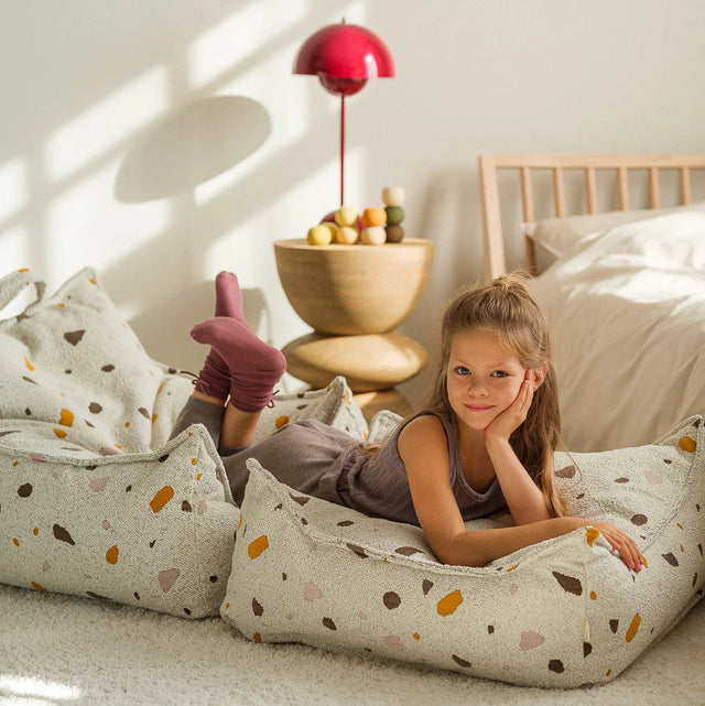 Silla Set Puf Infantil Silla + Cuadrado de Bouclé & Chenilla Terrazo Blanco Crema con acabado blanco, acabado crema en ambiente de estilo nó