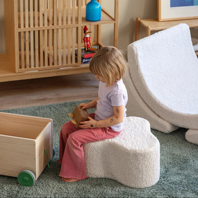 Mueble Puf Infantil Nube de Borreguito Blanco Crema con acabado blanco, acabado crema en ambiente de estilo nórdico
