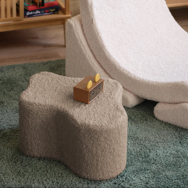 Mueble Puf Infantil Nube de Borreguito Beige con acabado beige en ambiente de estilo nórdico