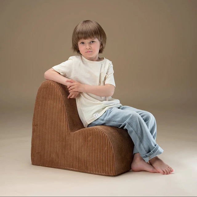 Silla Infantil Nube de Pana Marrón en ambiente de estilo nórdico
