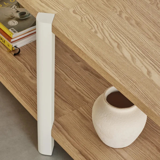 Estantería Bona 126 Crema & Roble con roble natural, acabado crema en ambiente de estilo nórdico
