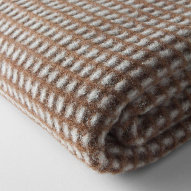 Mueble Manta Uniwaffle Visón en ambiente de estilo nórdico