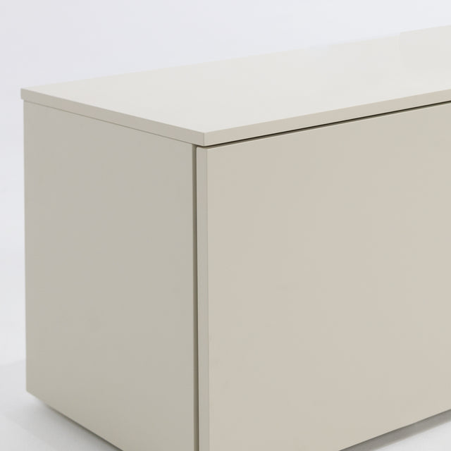 Mueble TV Nolla 150 Arena con acabado blanco detalle de estilo nórdico