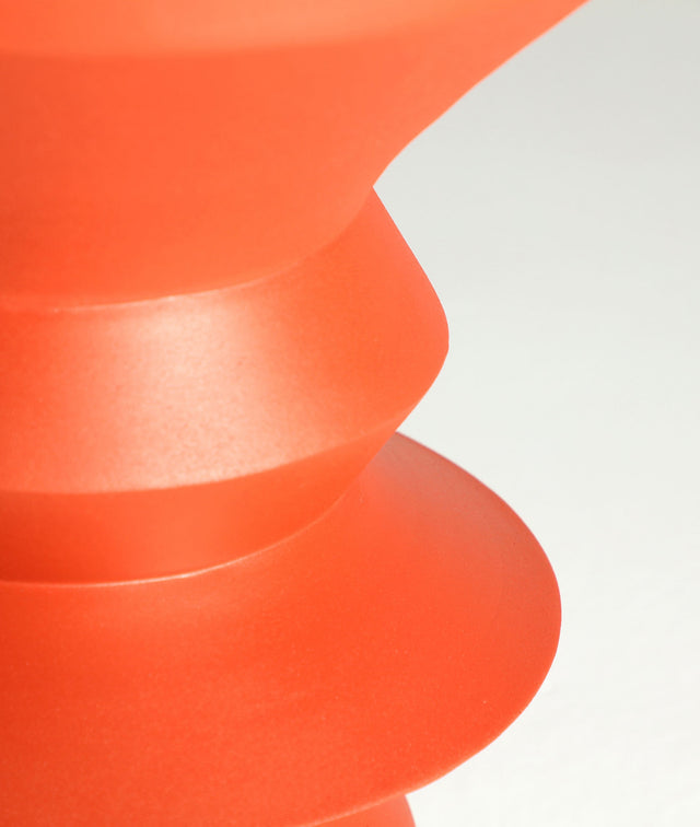 Vista detalle pata Mesa Auxiliar Redonda Thun 36 cm Naranja en hormigón Kodu Homedesign Slowdeco