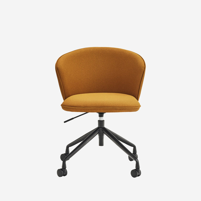 Silla Giratoria 360º ADD Mostaza Con Ruedas vista frontal de estilo nórdico