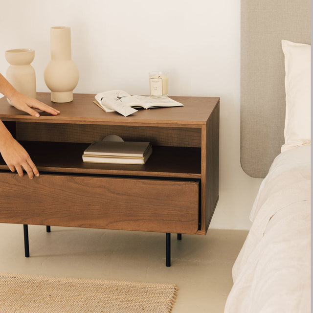Vista lateral Mesita de noche Penxat 80 cm Nogal 1 cajón abierto apoyado patas metal dormitorio Slowdeco