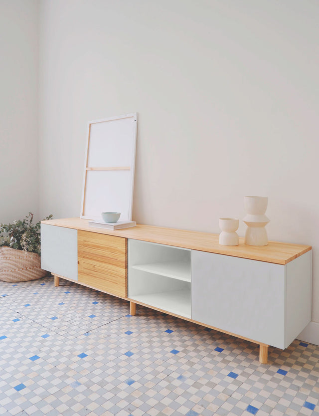 Mueble TV Nolla 200 Arena y Madera con madera natural, acabado blanco vista lateral para salón de estilo nórdico