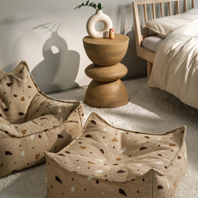 Silla Set Puf Infantil Silla + Cuadrado de Bouclé & Chenilla Terrazo Beige con acabado beige en ambiente de estilo nórdico