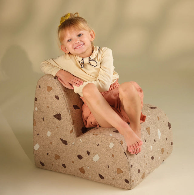Silla Infantil Nube de Bouclé & Chenilla Terrazo Beige con acabado beige en ambiente de estilo nórdico