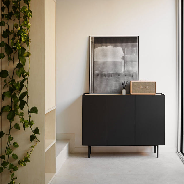 Aparador Arista 110 Negro con acabado negro en ambiente de estilo nórdico