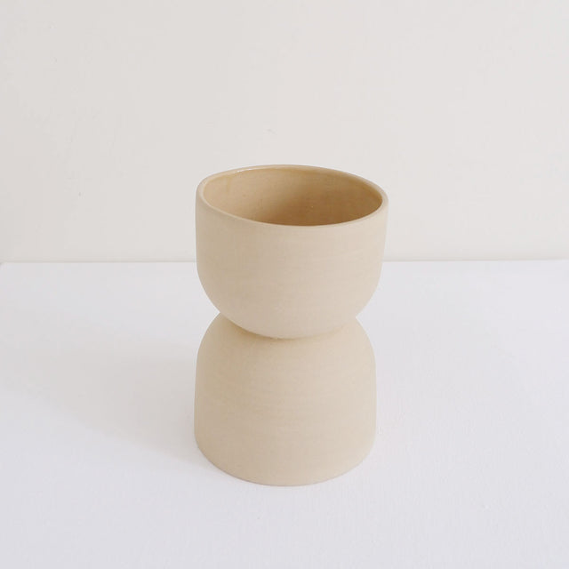 Mueble de diseño en madera natural en espacio de estilo nórdico